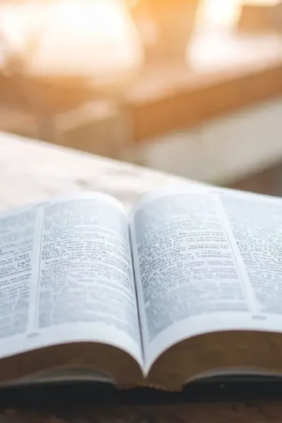 Bíblia aberta para iniciar um devocional diário.