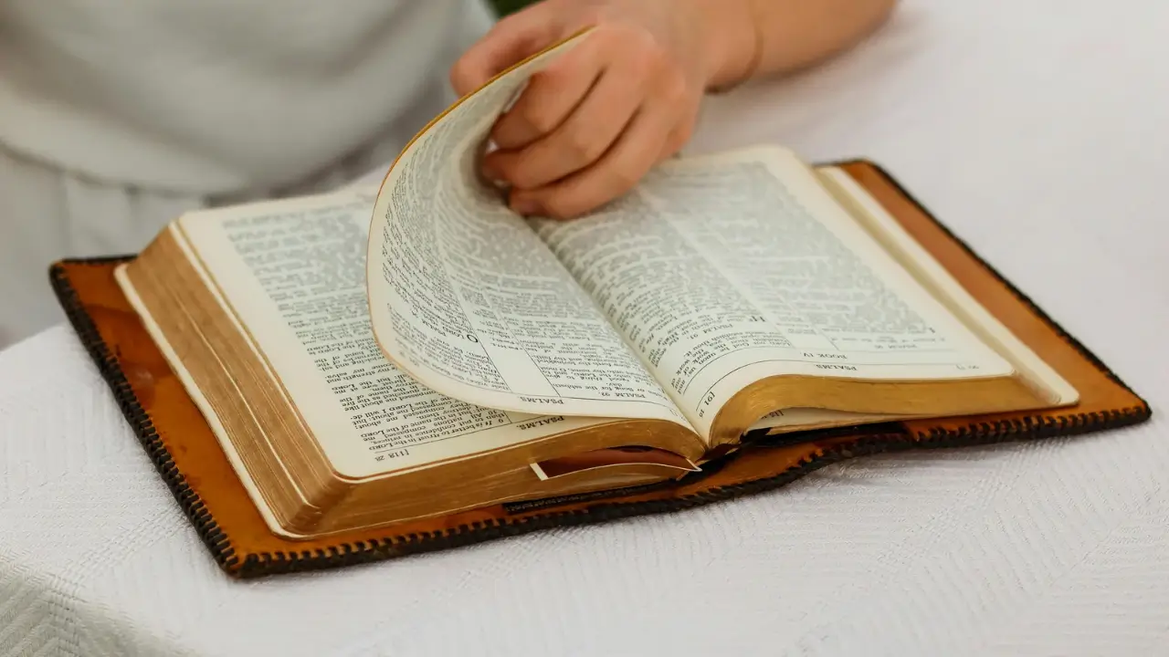 Bíblia aberta para iniciar um devocional diário.