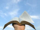 Bíblia aberta para iniciar um devocional diário.