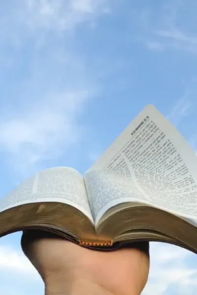 Bíblia aberta para iniciar um devocional diário.
