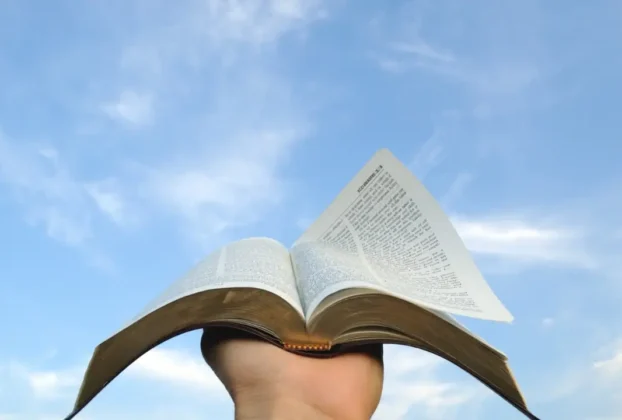 Bíblia aberta para iniciar um devocional diário.