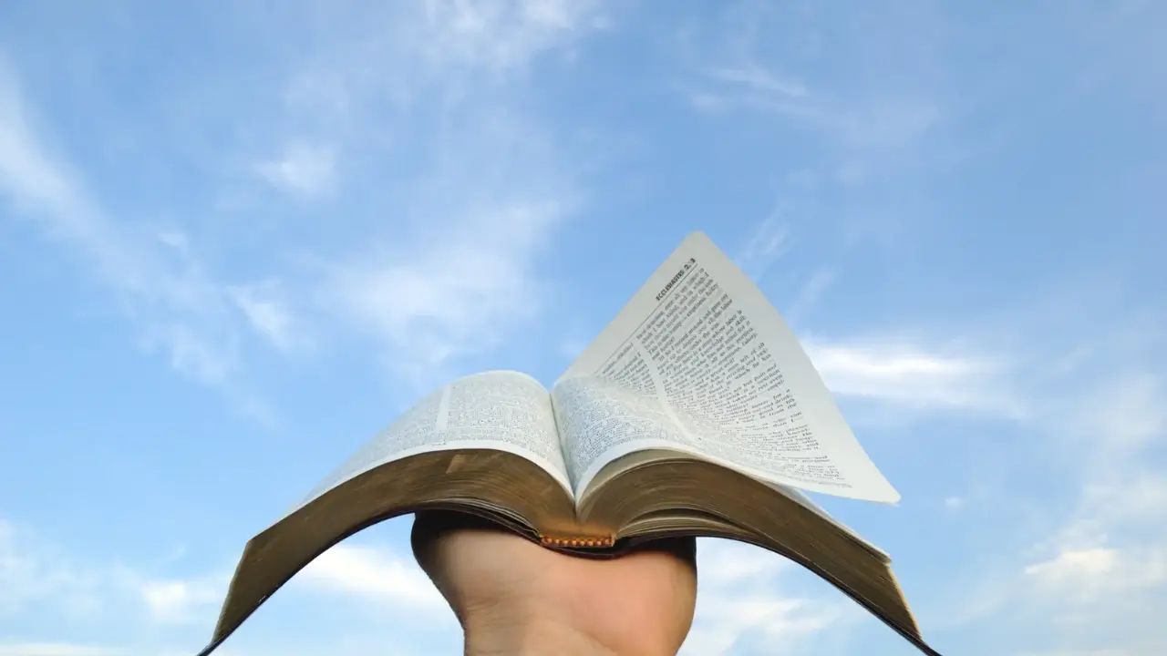 Bíblia aberta para iniciar um devocional diário.